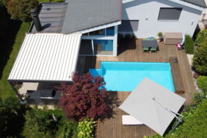 weisses Lamellendach, Terrassensitzplatz Münchenbuchsee, Terrassenüberdachung mit Pool, Pergola, Seeland, Lyss, Murten, Biel, Zollikofen, Solothurn