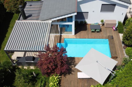 Pool Sitzplatzbeschattung, weisse drehbare Lamellen, verstellbar, Pergola, Sonnendach verstellbar, witterungsbeständig, Aluminium